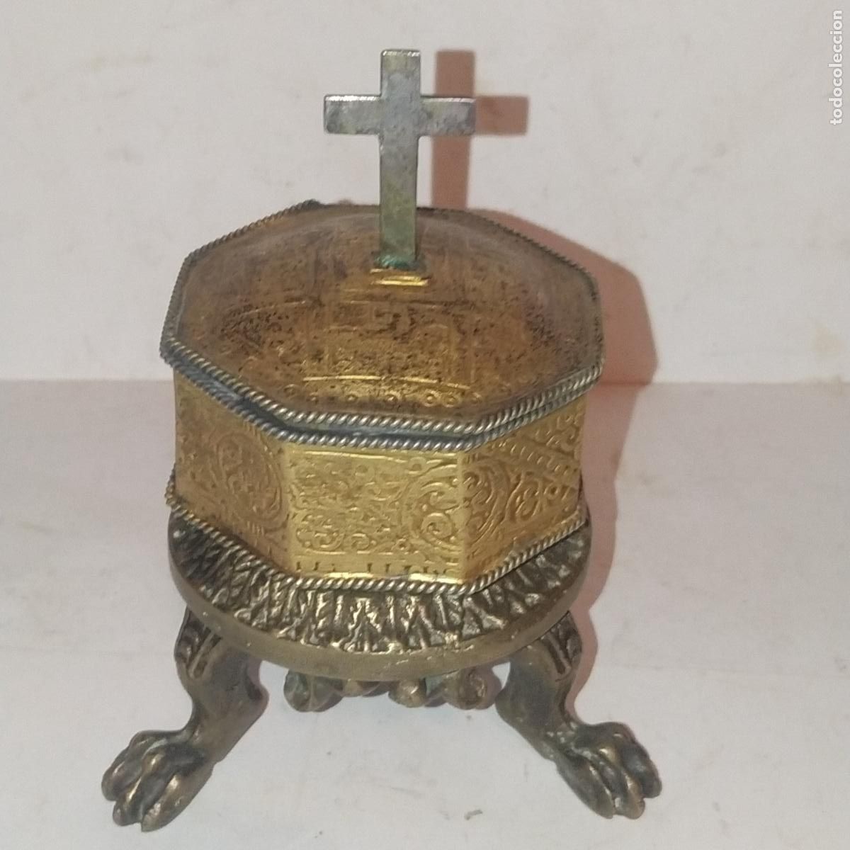 Antig&uuml;edades: Pixide hostiario en laton dorado plateado y repujado S. XVII