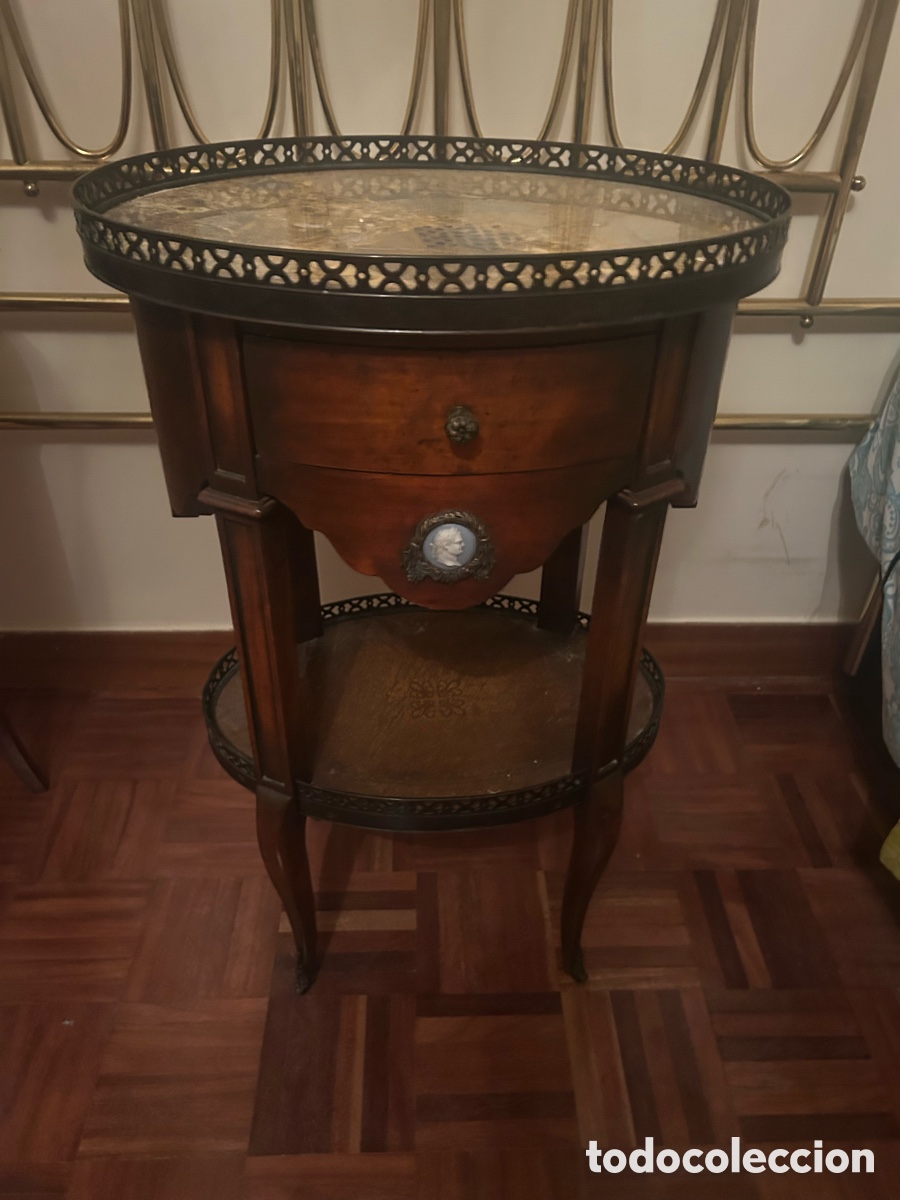 Antig&uuml;edades: Mesita Luis XVI M&aacute;rmol y Camafeo