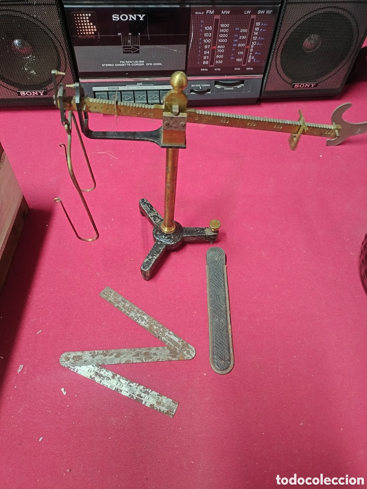 Antiguidades: Antigua balanza final siglo XIX firmada Paris. Contiene su metro original de la epoca