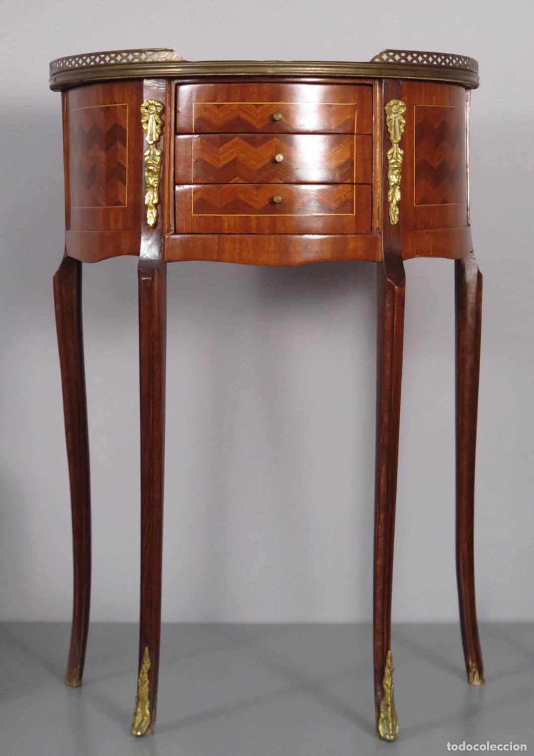 Antig&uuml;edades: MESILLA. MARQUETERIA Y BRONCE DORADO. SIGUIENDO MODELOS LUIS XV. HACIA 1950