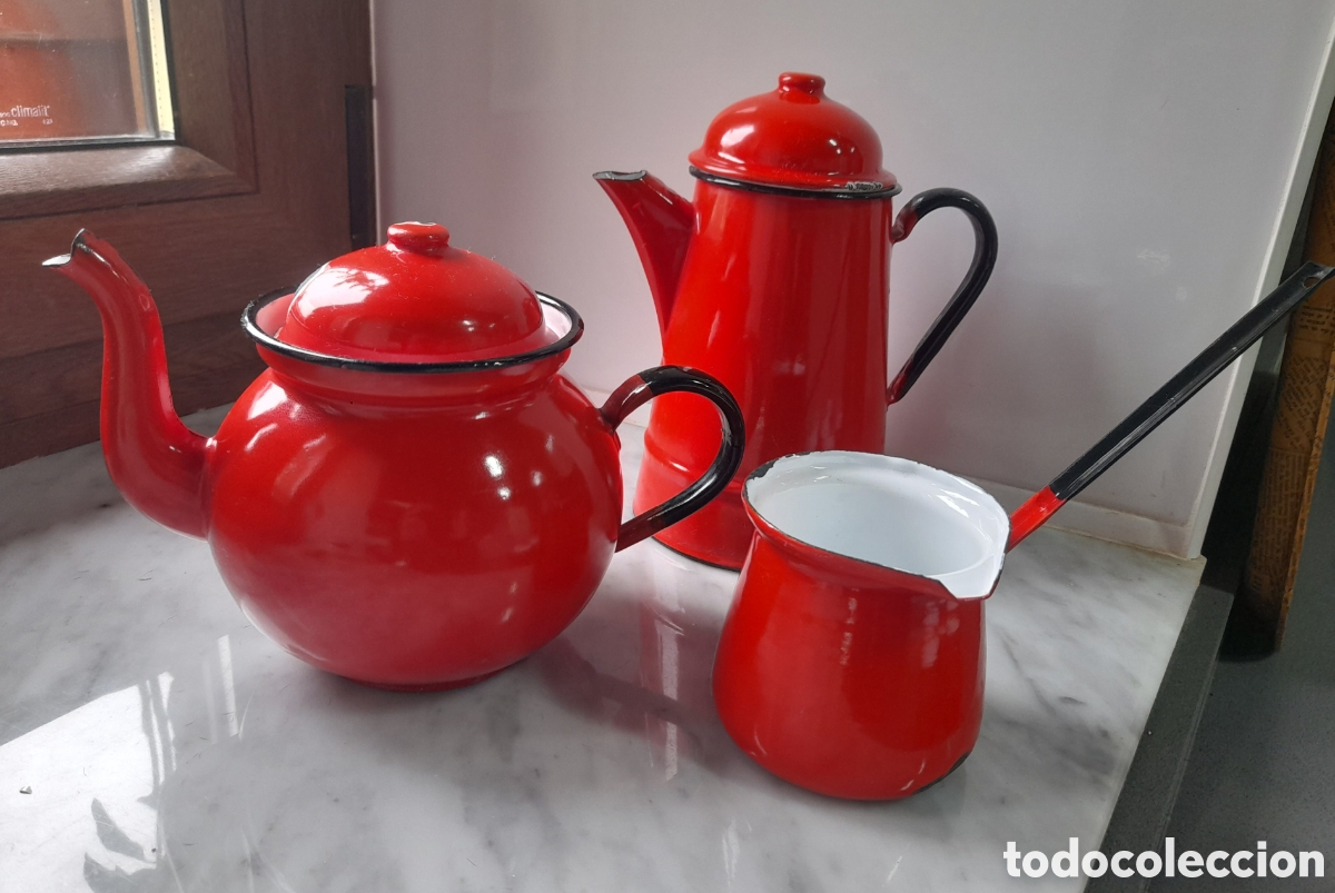 Antig&uuml;edades: Juego de caf&eacute;/t&eacute; y 6 tazas de hierro esmaltado