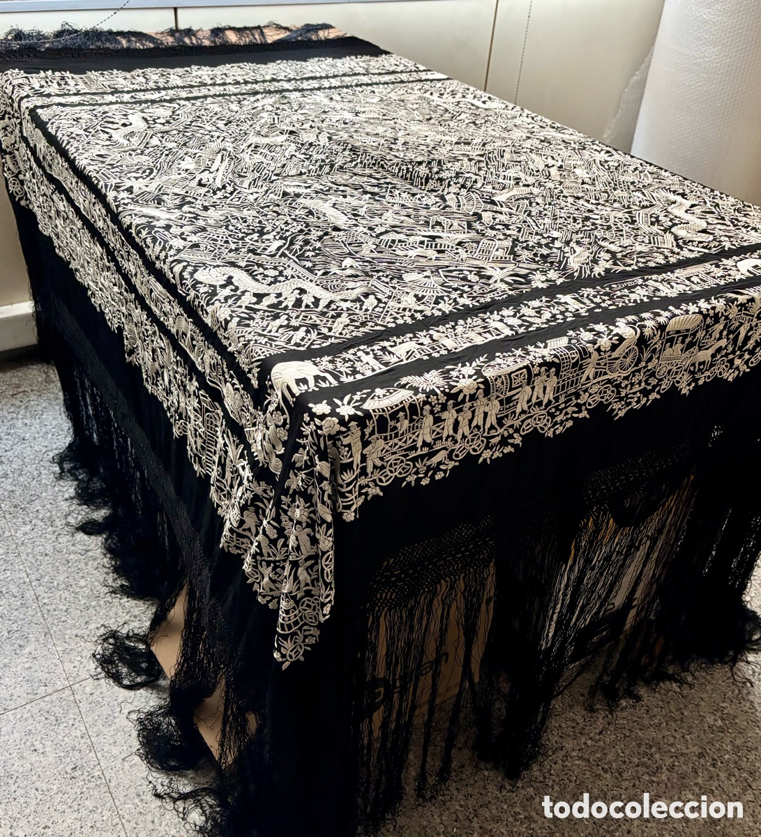 Antiquit&eacute;s: GRAN MANT&Oacute;N DE MANILA, BORDADO A MANO, ESCENAS ORIENTALES - 1,80 X 1,80 CM