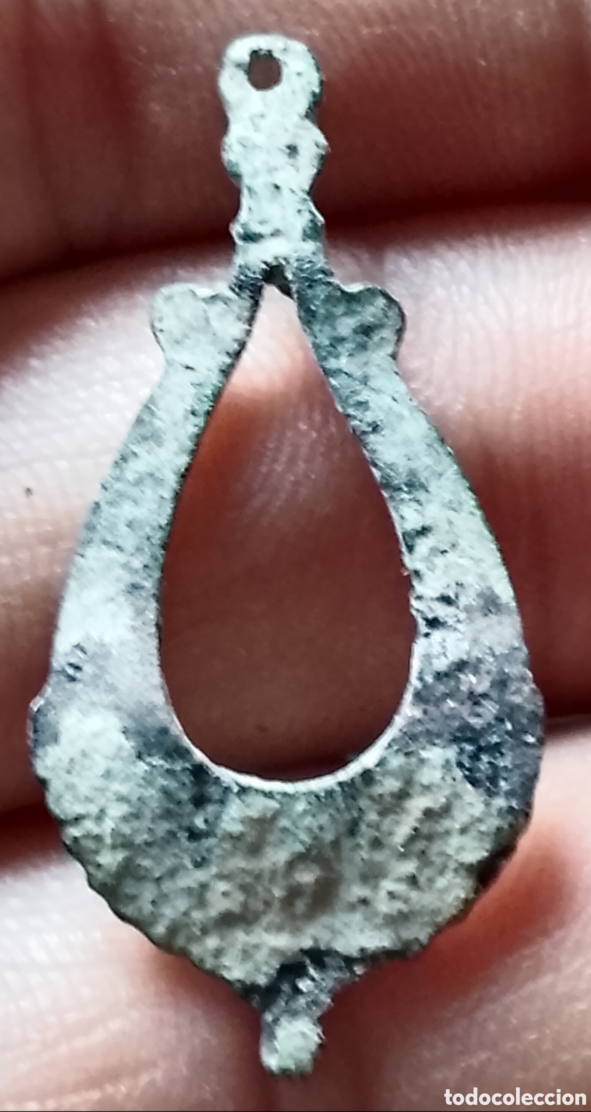 Antig&uuml;edades: Pendiente isabelino de bronce - Foto 2