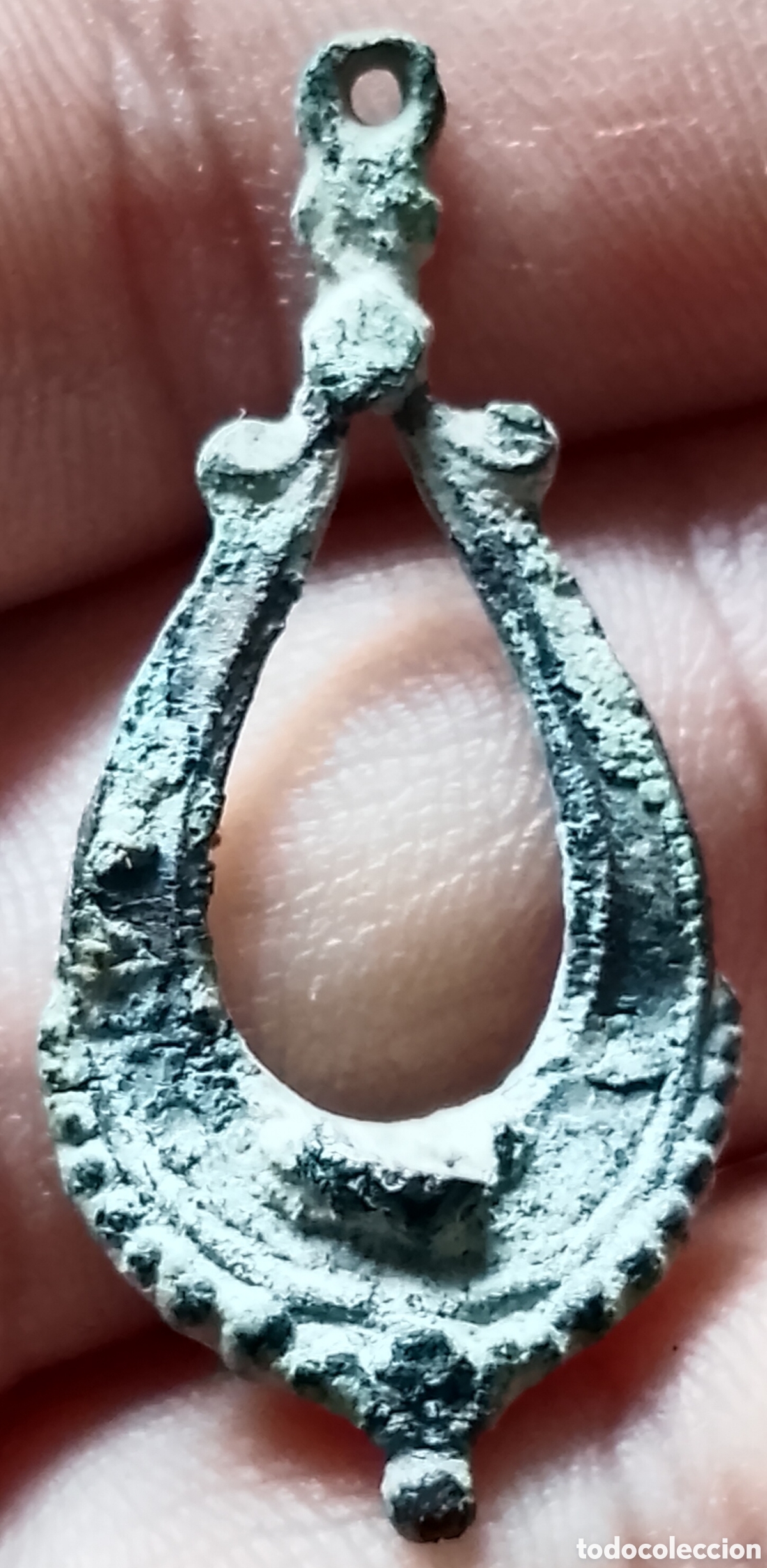 Antig&uuml;edades: Pendiente isabelino de bronce - Foto 1