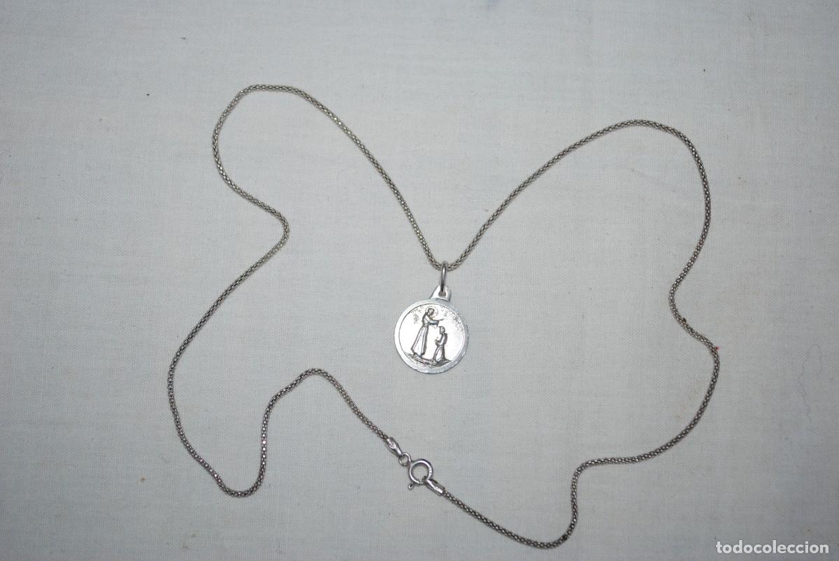 Antig&uuml;edades: MEDALLA Y CADENA DE PLATA , NO SE QUE SANTO . - Foto 1