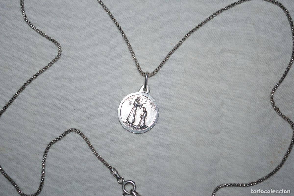 Antig&uuml;edades: MEDALLA Y CADENA DE PLATA , NO SE QUE SANTO . - Foto 2