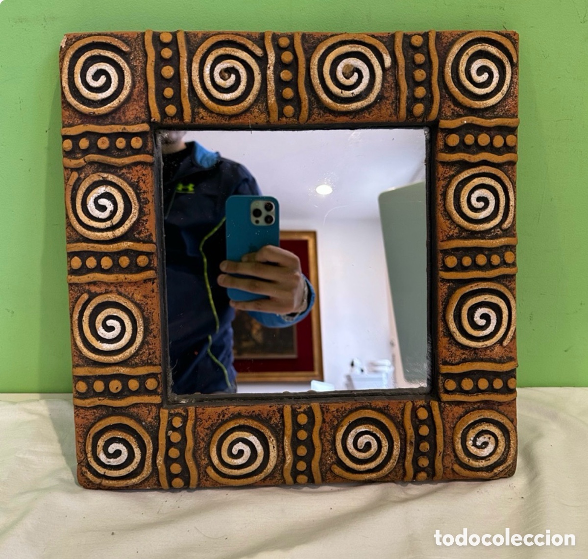 Antig&uuml;edades: Espejo Decorativo Artesanal con Marco Texturizado de Motivos Espirales