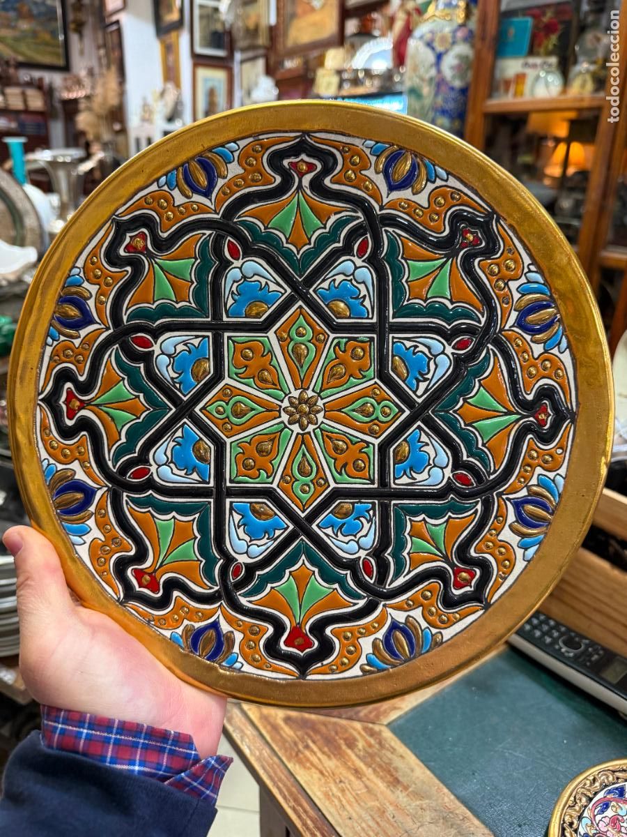 Antig&uuml;edades: PLATO CERAMICA Y ESMALTE PINTADOS EN SEVILLA - MEDIDA 28 CM