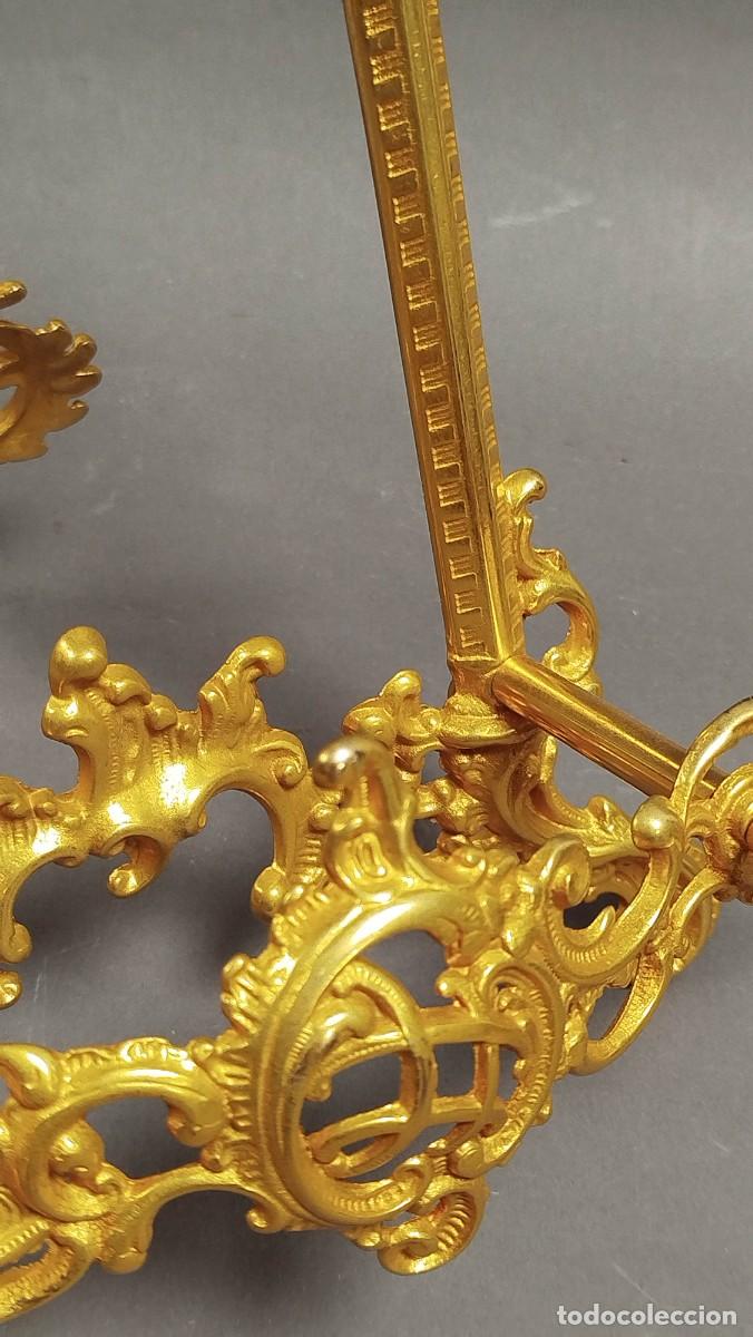 Antig&uuml;edades: ATRIL DE BRONCE DORADO - Foto 10