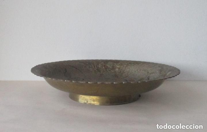 Antig&uuml;edades: CENTRO DE MESA EN METAL REPUJADO Y LABRADO - Foto 3