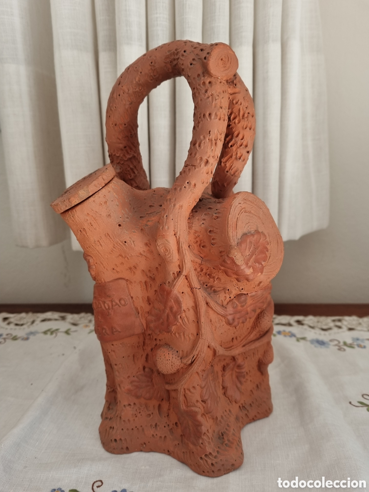 Antiques: Antiguo c&aacute;ntaro portugu&eacute;s. Artesan&iacute;a en barro. Forma de tronco con bellotas y ramaje en relieve.