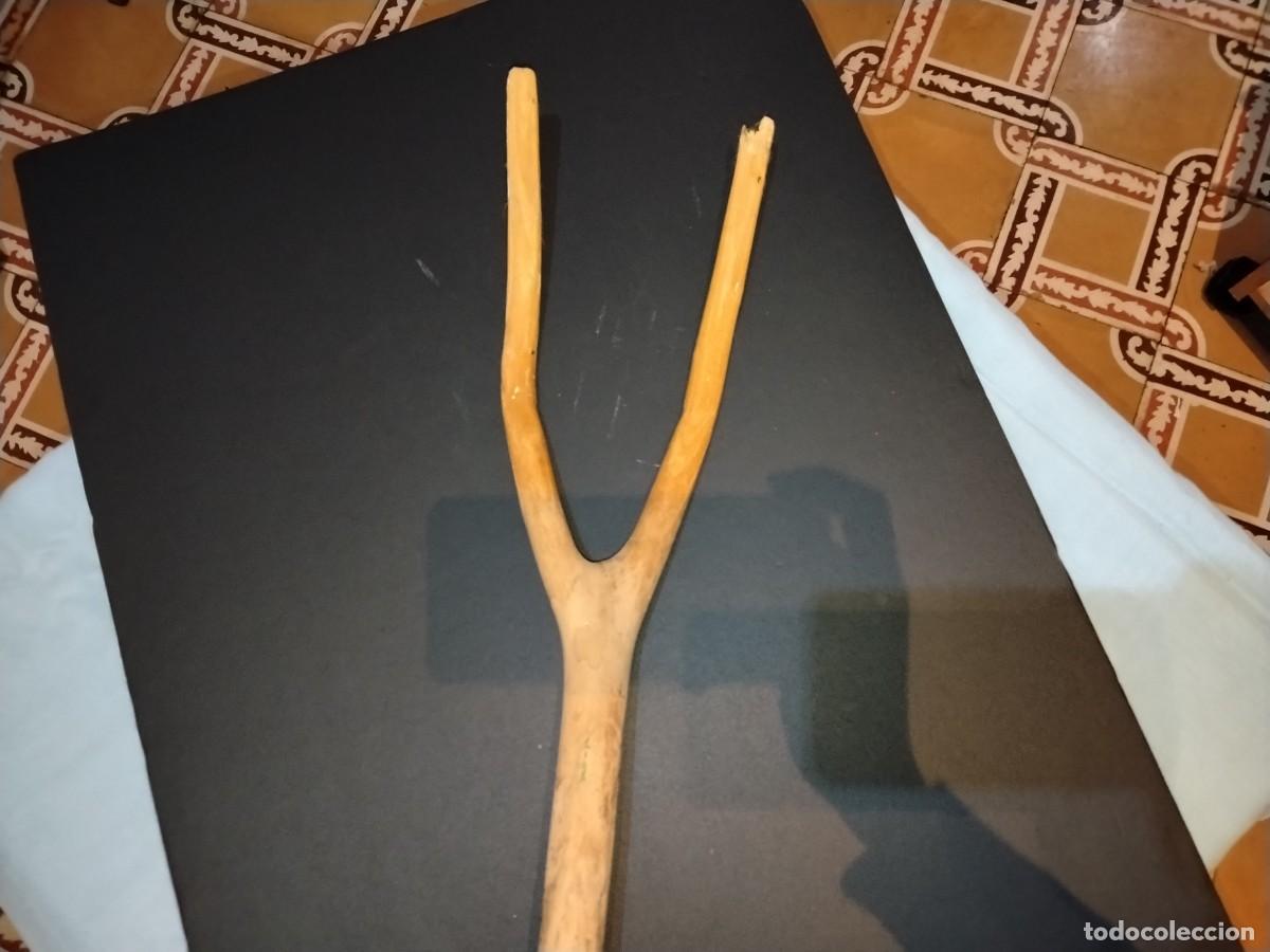 Antiguidades: HORCA ANTIGUA DE MADERA CON 2 DIENTES PARA TAREAS AGR&Iacute;COLAS O DECORACI&Oacute;N CAMPESTRE (1,47cm)