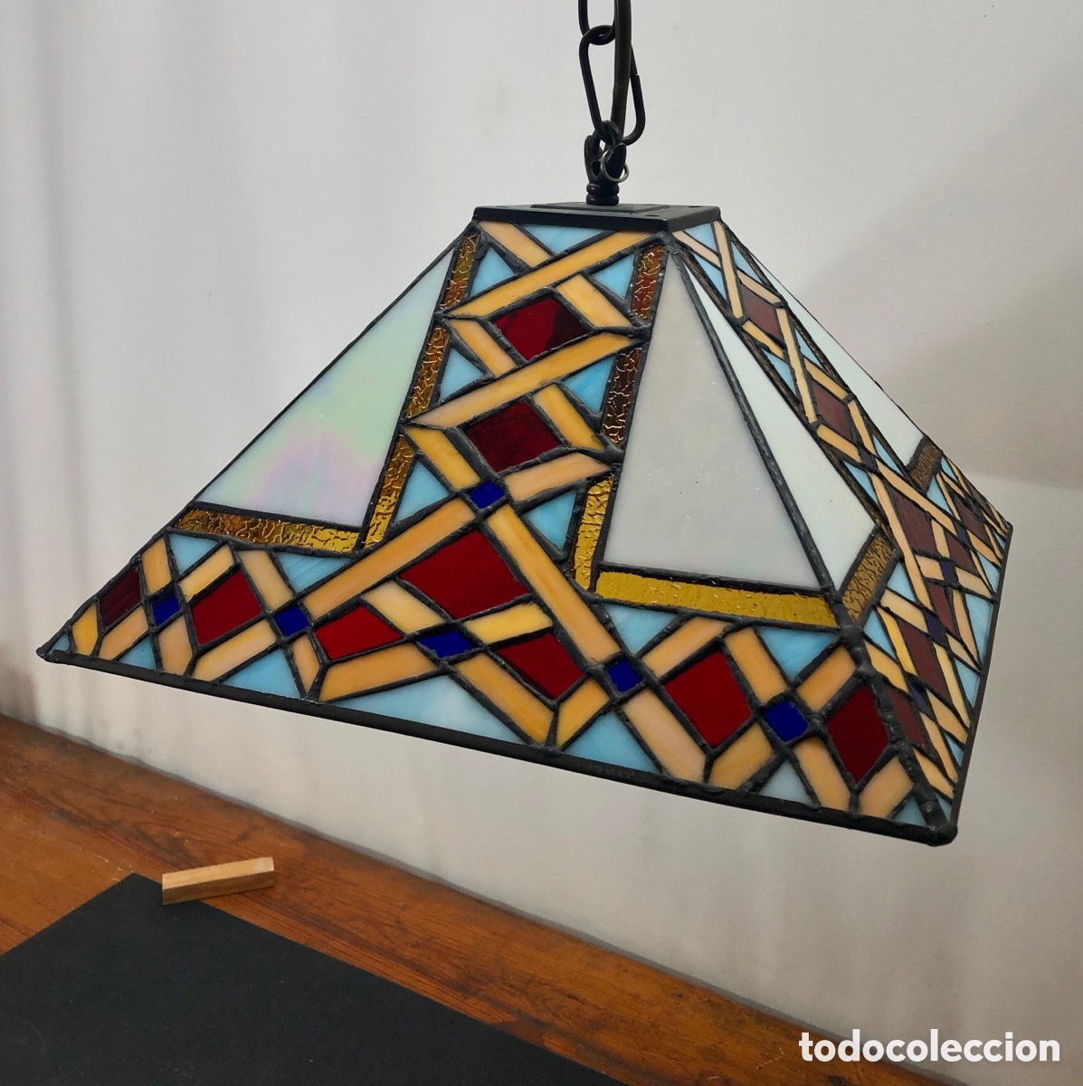 Antig&uuml;edades: L&aacute;mpara colgante Tiffany con forma de pir&aacute;mide