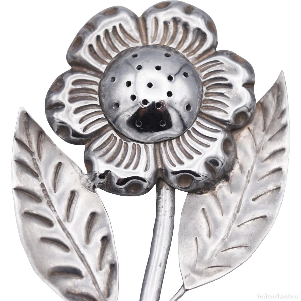 Antig&uuml;edades: Especiero / talquera de plata con forma de flor - Foto 2