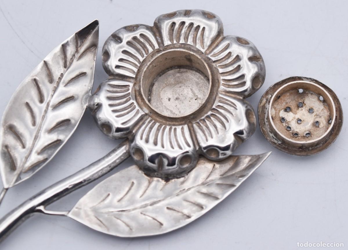 Antig&uuml;edades: Especiero / talquera de plata con forma de flor - Foto 3