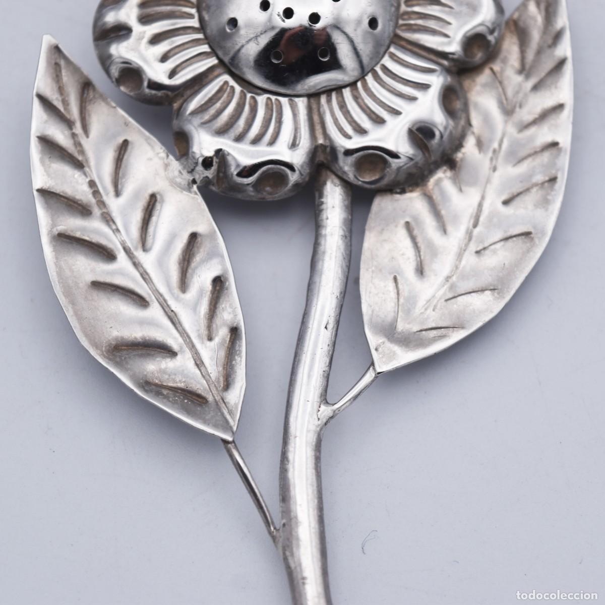 Antig&uuml;edades: Especiero / talquera de plata con forma de flor - Foto 6