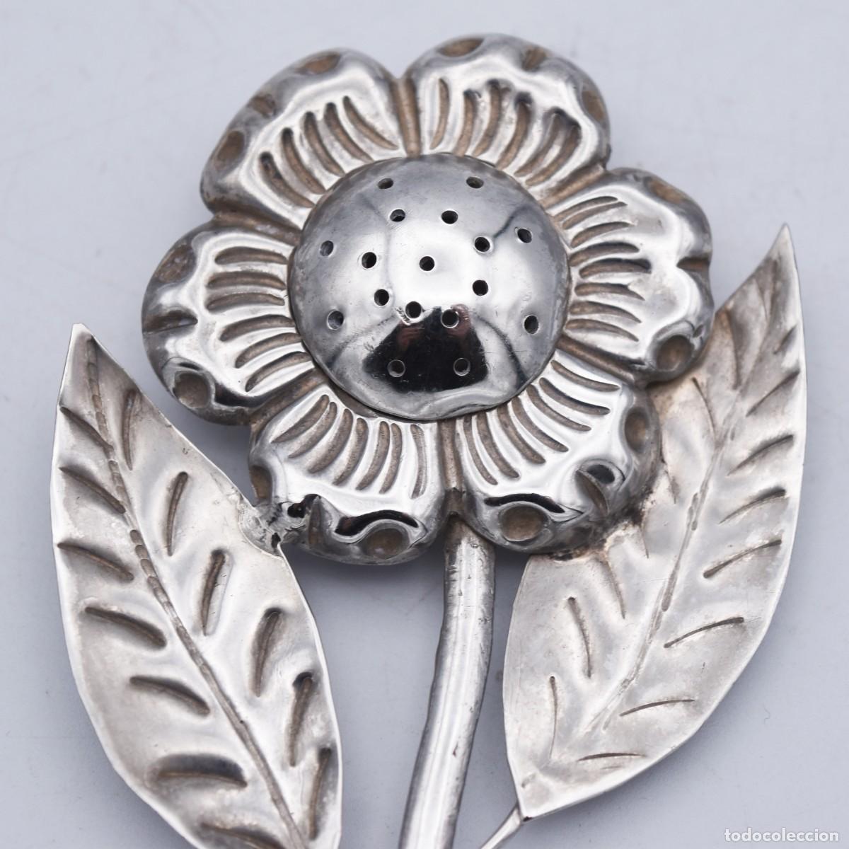 Antig&uuml;edades: Especiero / talquera de plata con forma de flor - Foto 7