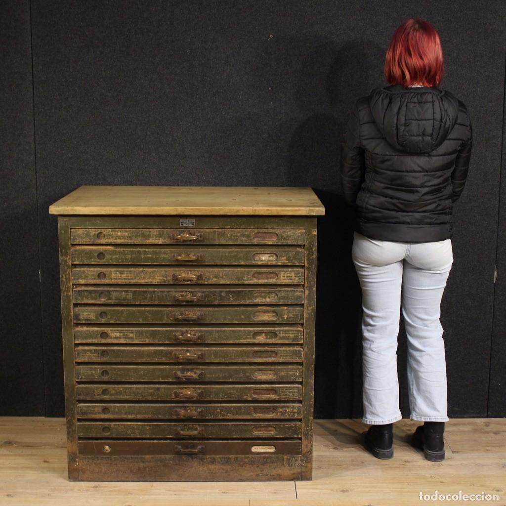 Antig&uuml;edades: C&oacute;moda en madera lacada del siglo XX - Foto 2