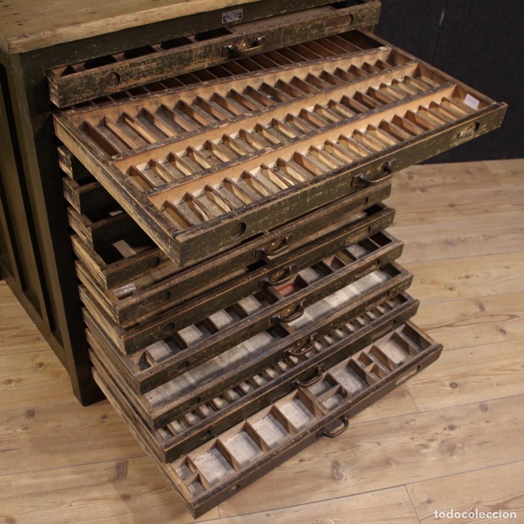 Antig&uuml;edades: C&oacute;moda en madera lacada del siglo XX - Foto 8