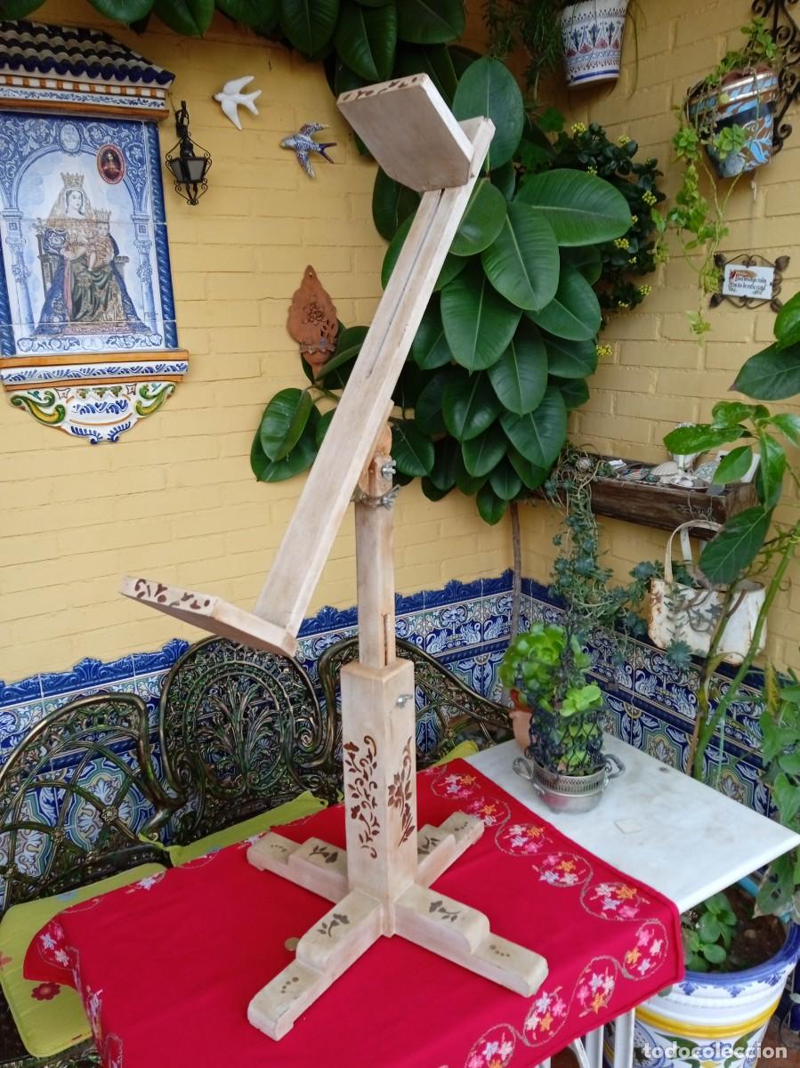 Antig&uuml;edades: Caballete atril antiguo de madera - Foto 1