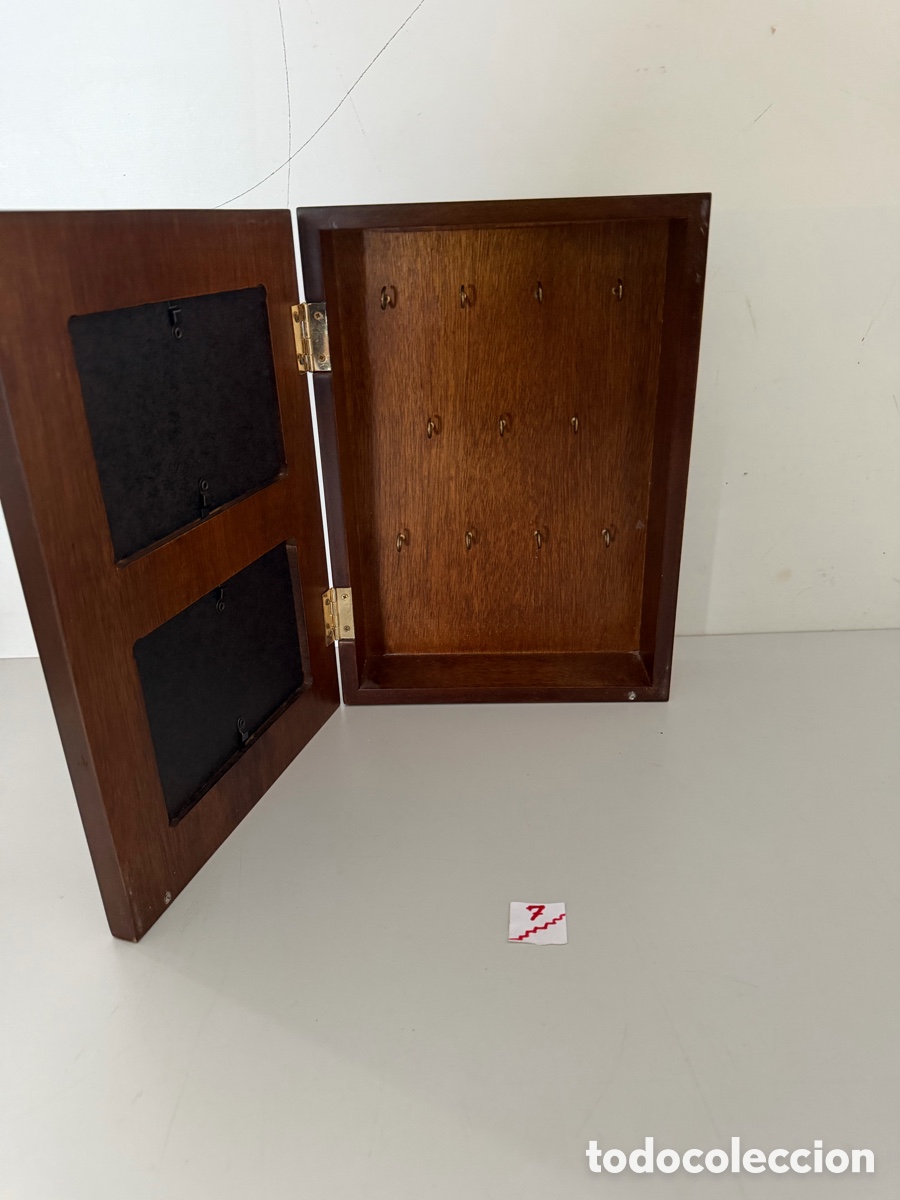 Antig&uuml;edades: Caja de llaves de madera - Foto 2