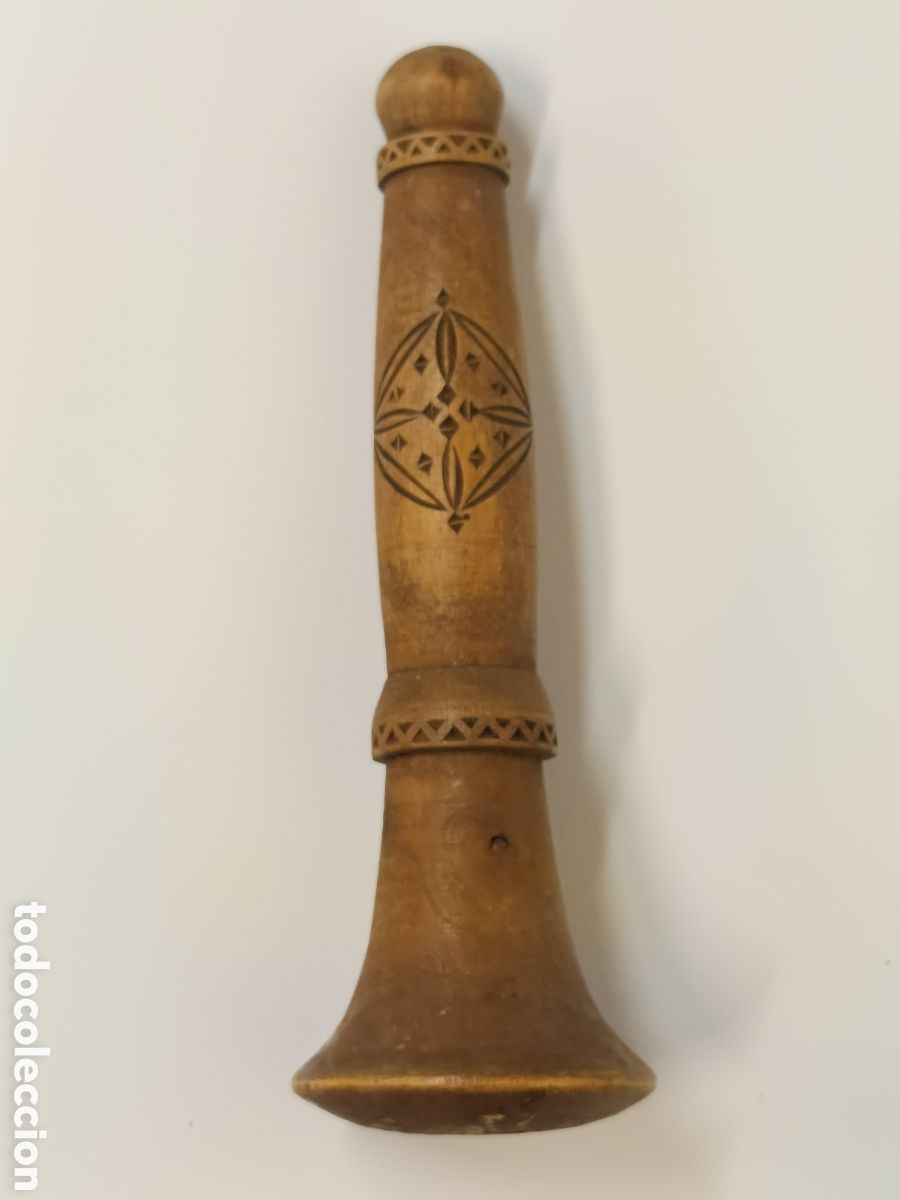 Antig&uuml;edades: Mango mazo de mortero en madera tallada