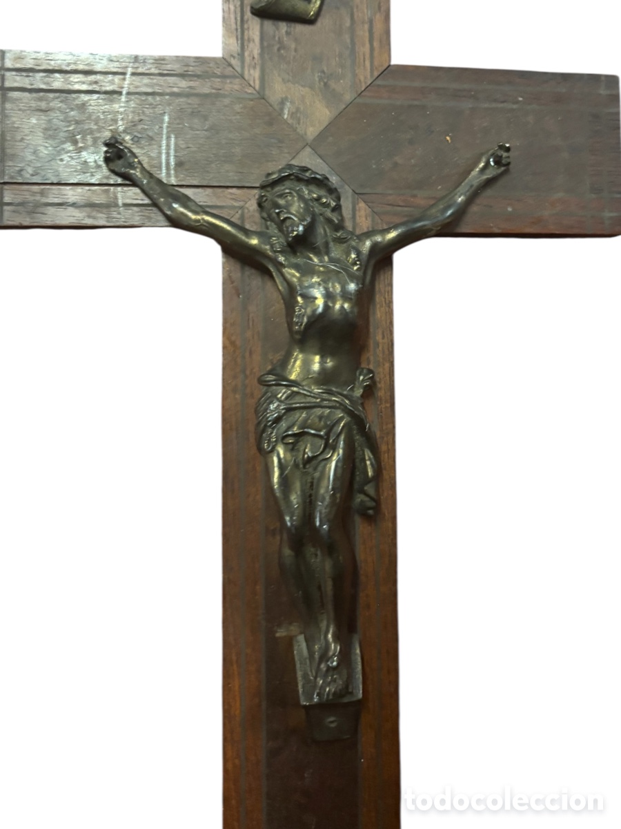 Antig&uuml;edades: Crucifijo antiguo . Bronce y madera - Foto 3