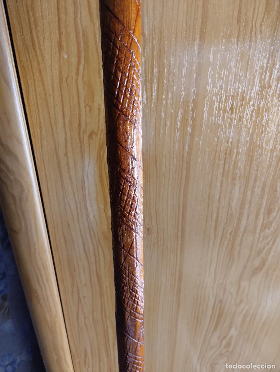 Antig&uuml;edades: baston de madera ornamentado de 91cm - Foto 2