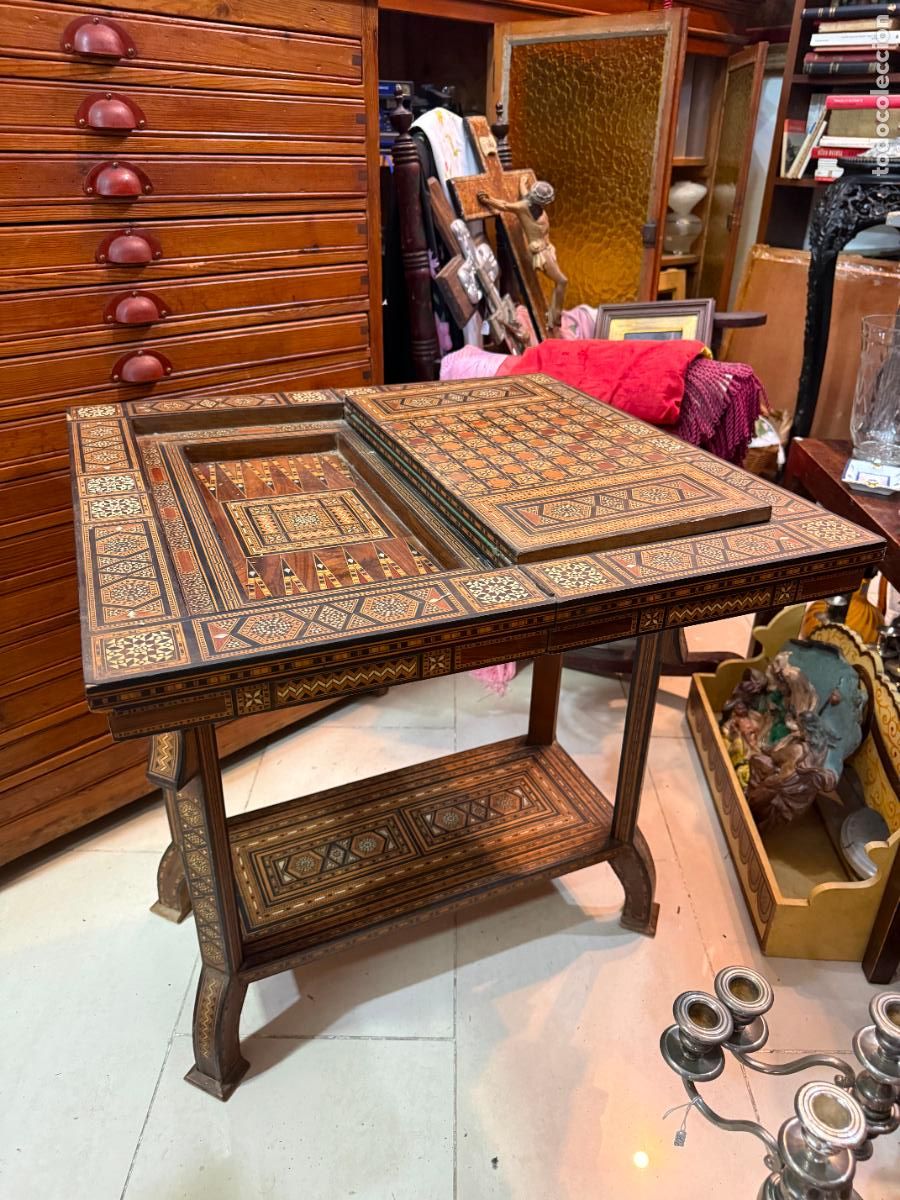 Antig&uuml;edades: ANTIGUA Y ESPECTACULAR MESA DE JUEGO DE MADERA TARACEA - MEDIDA ABIERTA 62X64 CM