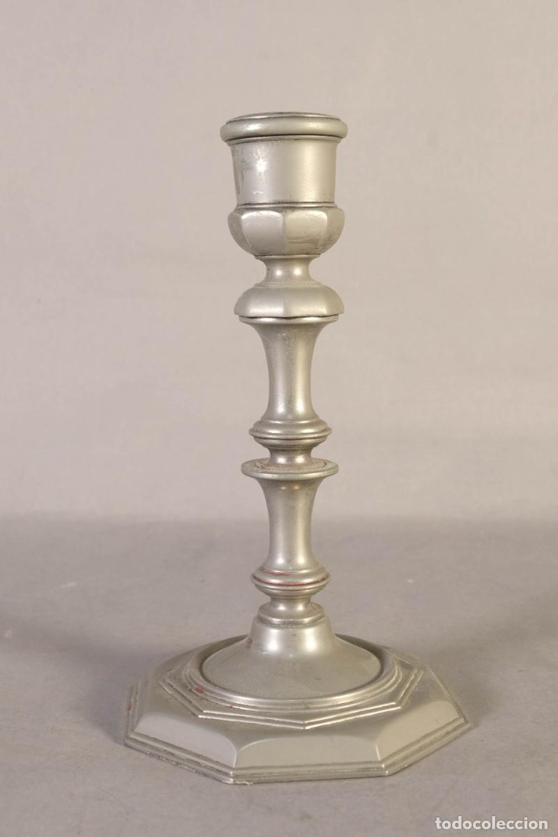 Antig&uuml;edades: CANDELERO EN METAL PLATEADO - Foto 1