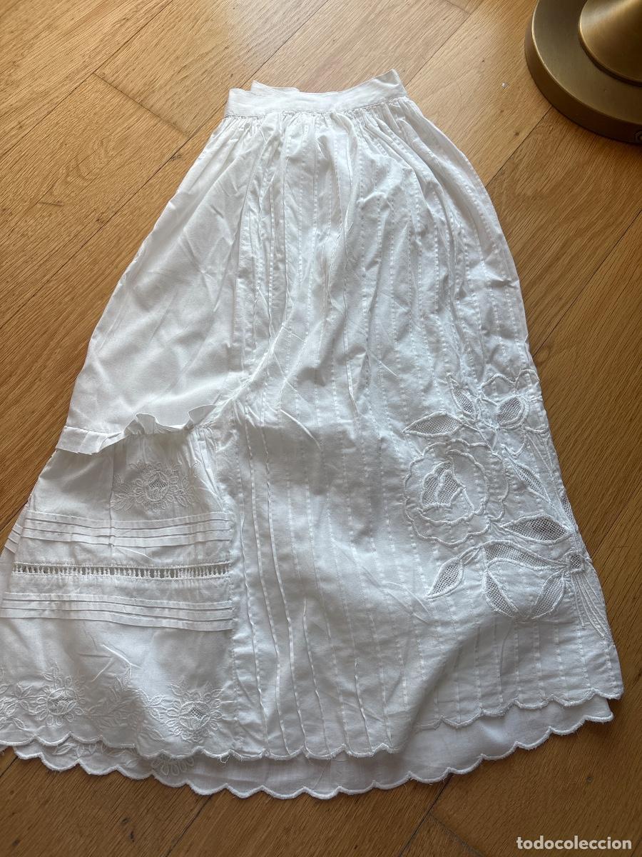 Antig&uuml;edades: Enagua antigua bordada a mano