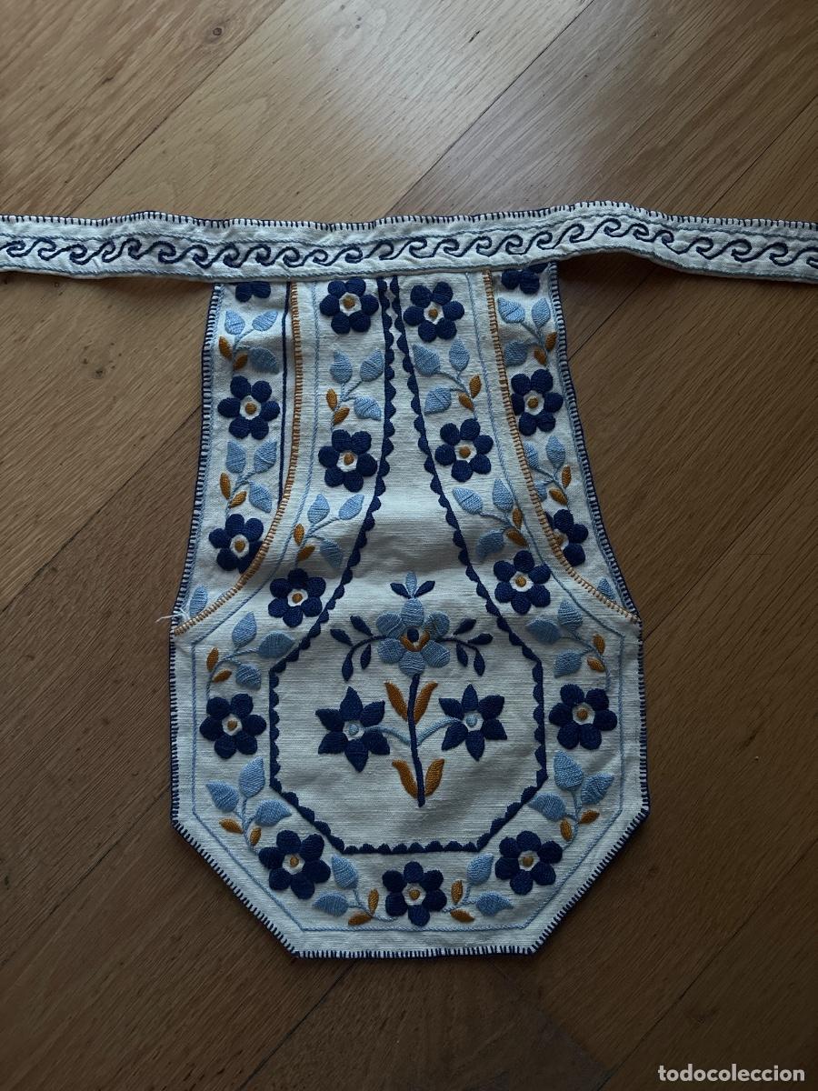 Antig&uuml;edades: Delantal para bordar bordado a mano muy antiguo