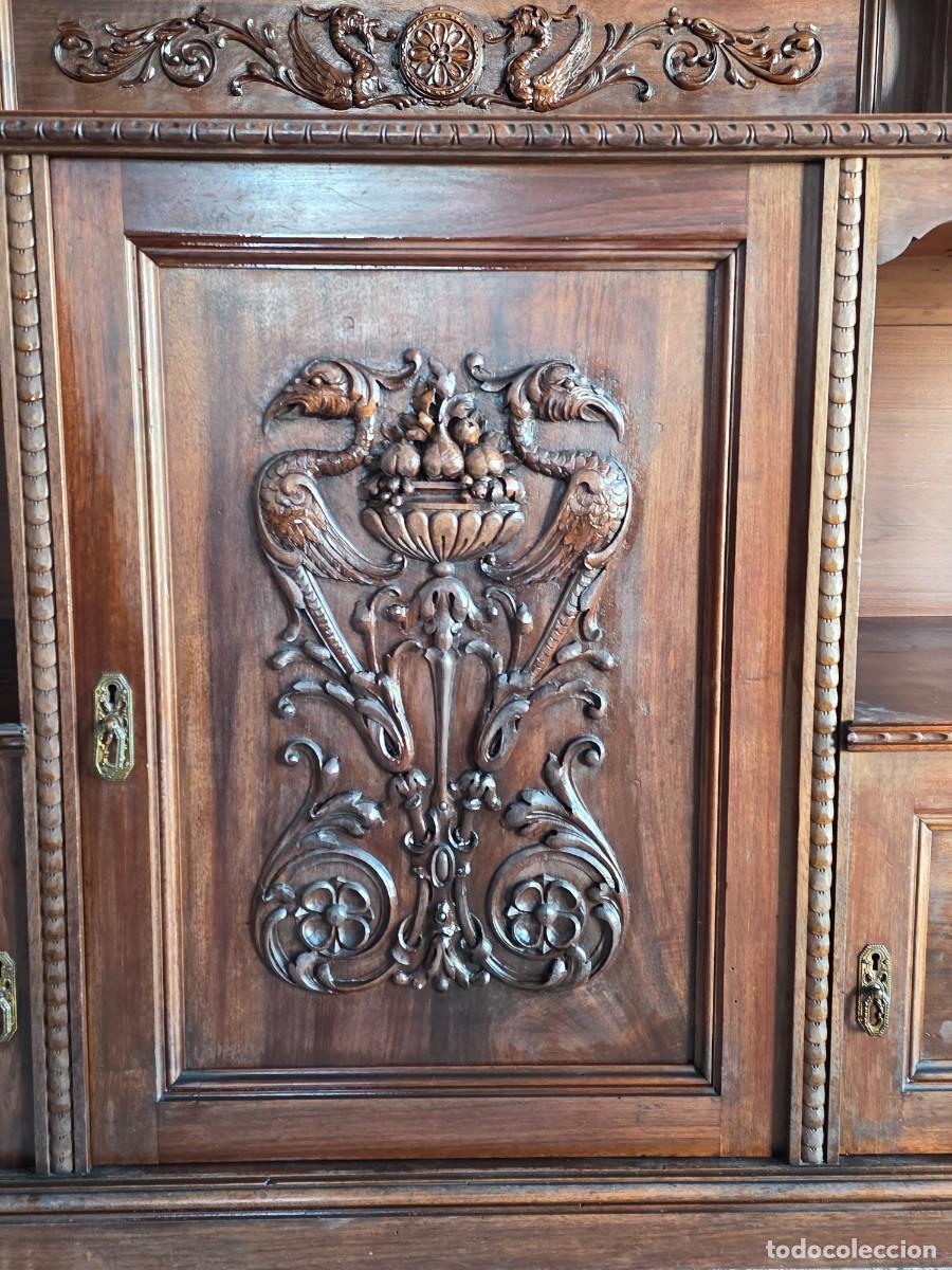 Antig&uuml;edades: Aparador antiguo de madera tallada - Foto 9