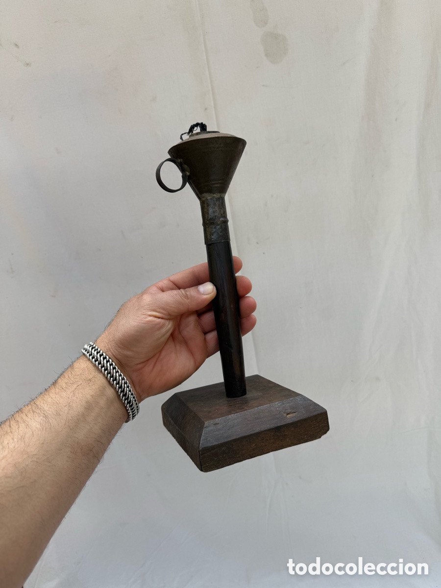 Antig&uuml;edades: Antiguo candil de aceite,de mesa,base de madera!