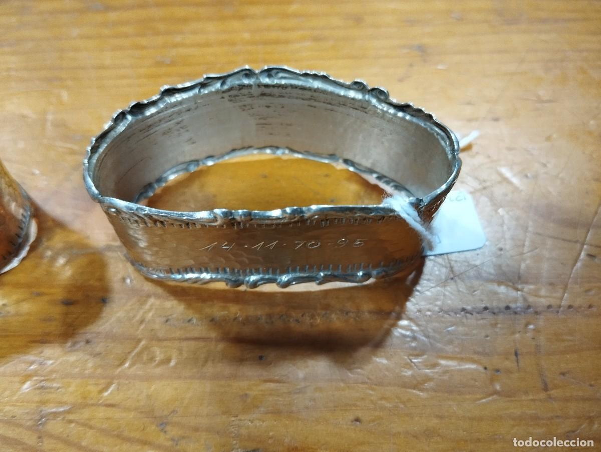 Antig&uuml;edades: DOS 2 ARGOLLAS DE PLATA LABRADA SERVILLETA. - Foto 3