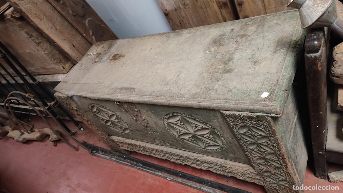 Antig&uuml;edades: Gran arcon de alta epoca, en madera tallada - Foto 2