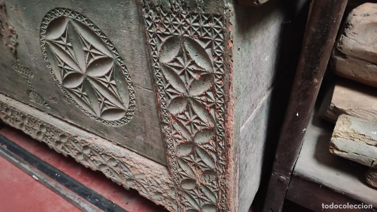 Antig&uuml;edades: Gran arcon de alta epoca, en madera tallada - Foto 3