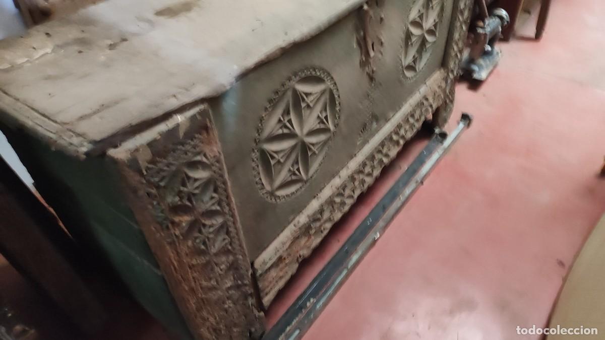 Antig&uuml;edades: Gran arcon de alta epoca, en madera tallada - Foto 5