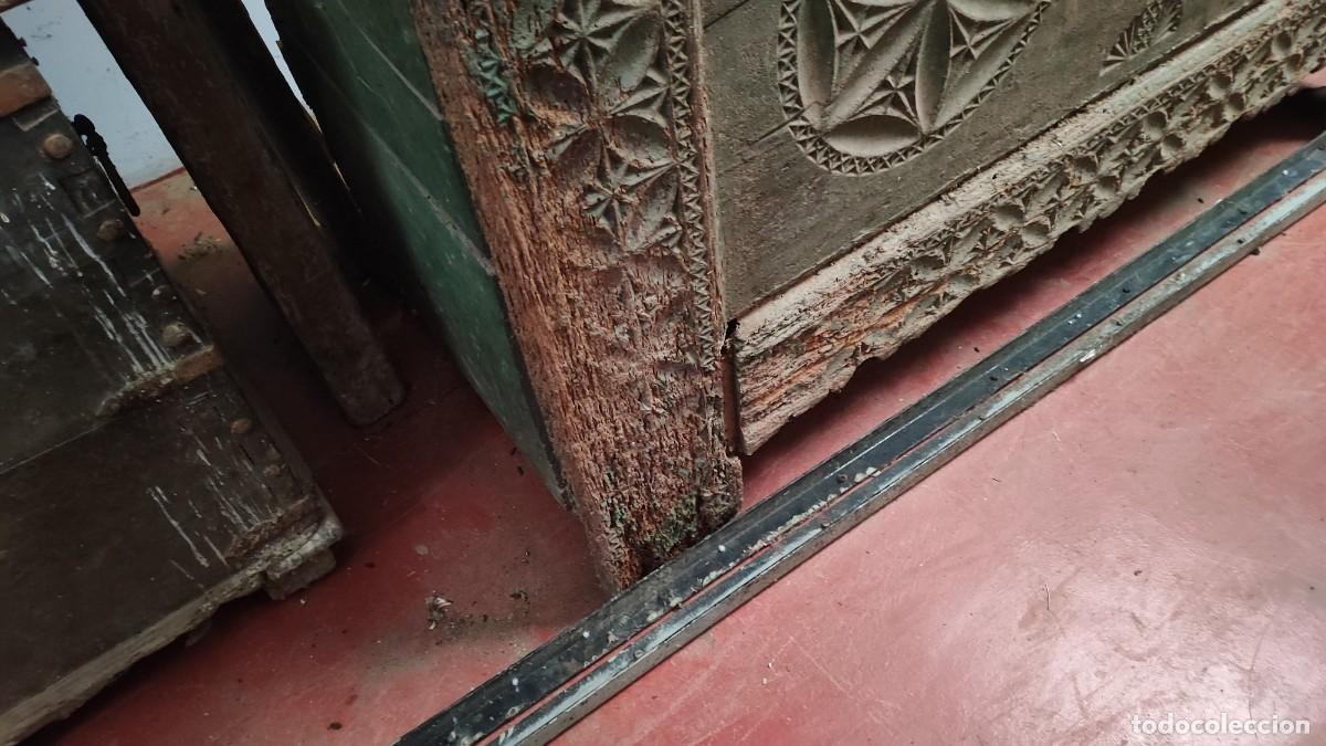 Antig&uuml;edades: Gran arcon de alta epoca, en madera tallada - Foto 6