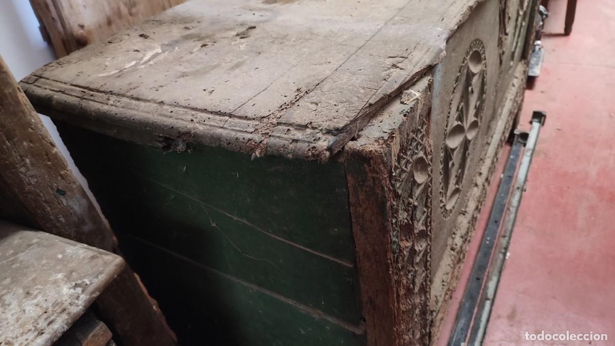 Antig&uuml;edades: Gran arcon de alta epoca, en madera tallada - Foto 8