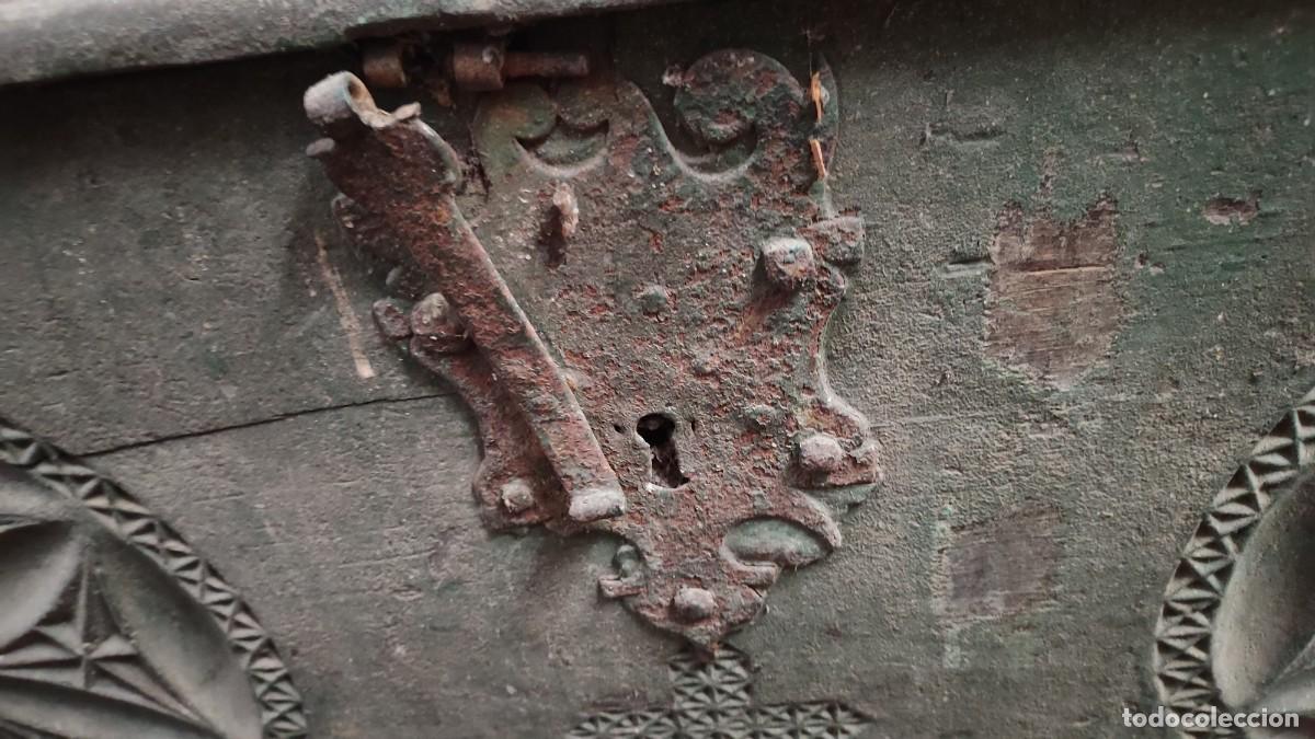 Antig&uuml;edades: Gran arcon de alta epoca, en madera tallada - Foto 13