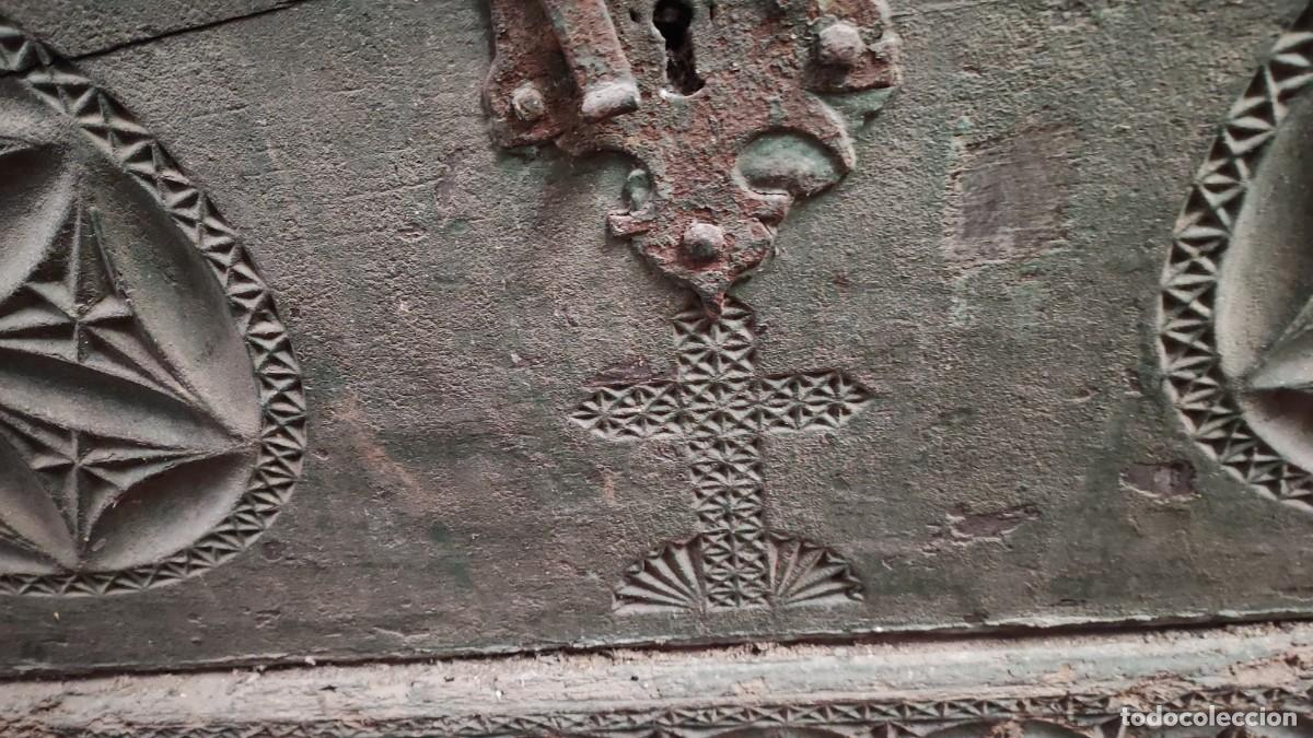 Antig&uuml;edades: Gran arcon de alta epoca, en madera tallada - Foto 14
