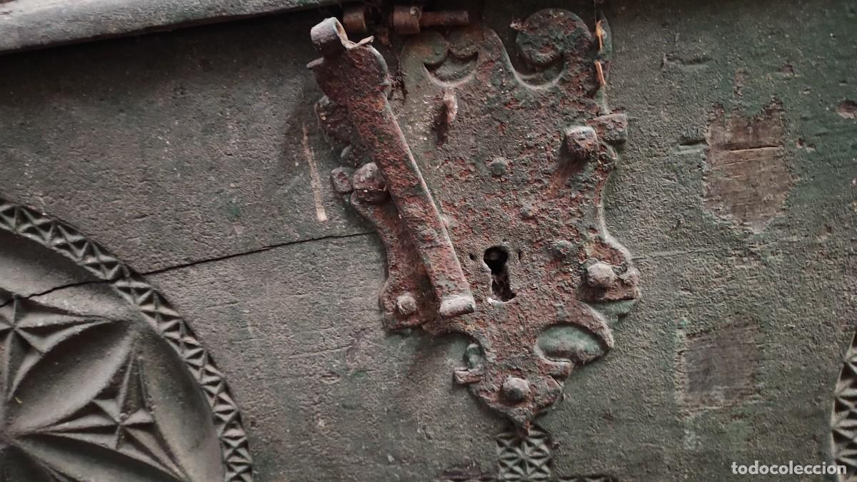 Antig&uuml;edades: Gran arcon de alta epoca, en madera tallada - Foto 15