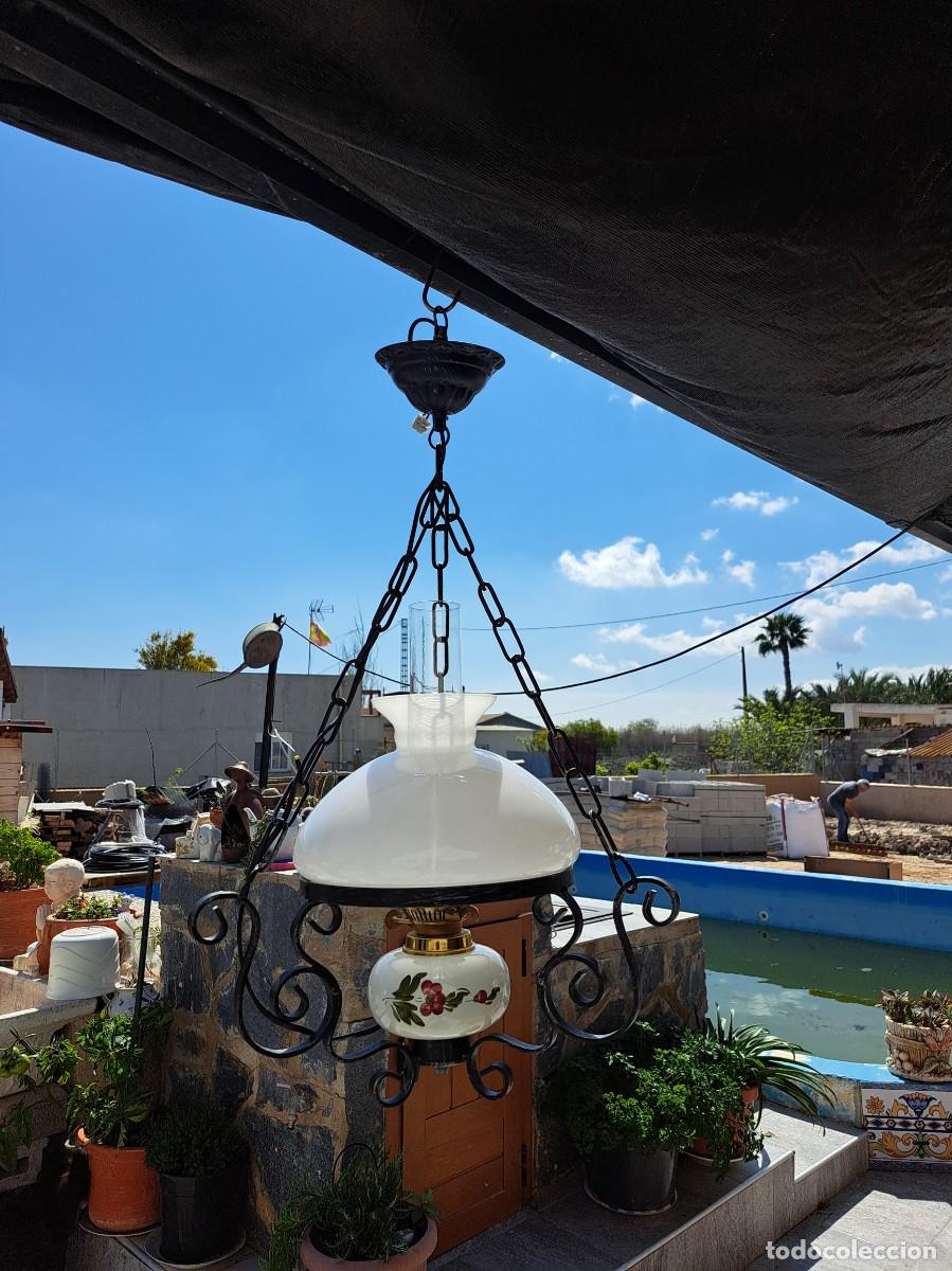 Antig&uuml;edades: Bonita lampara de techo de hierro, opalina y cer&aacute;mica, estilo quinqu&eacute;.