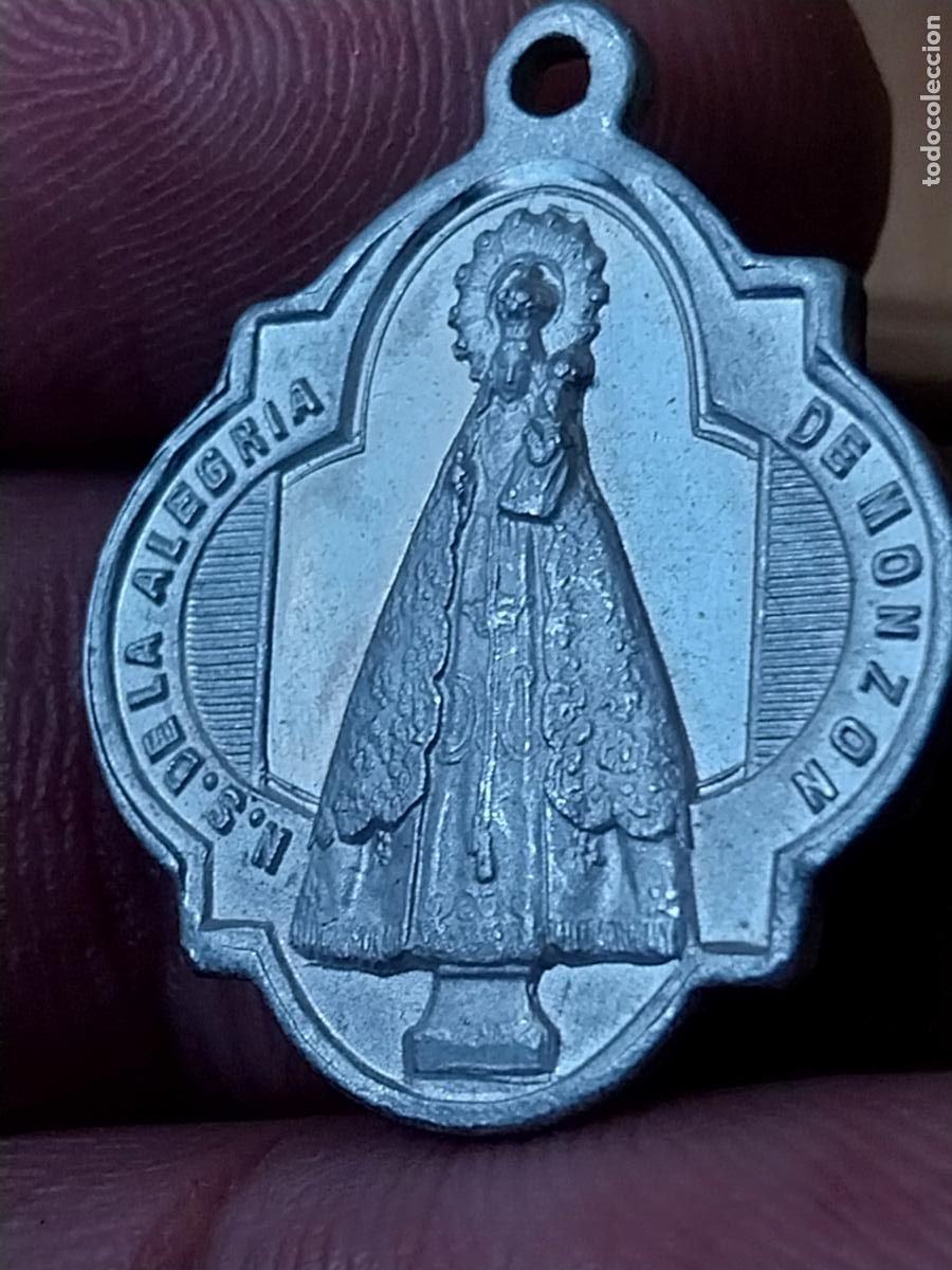 Antig&uuml;edades: VIRGEN ALEGRIA DE MONZON SAGRADO CORAZON MEDALLA 2.68CMS ALTO ALUMINIO ORIGINAL VINTAGE PRECIOSA