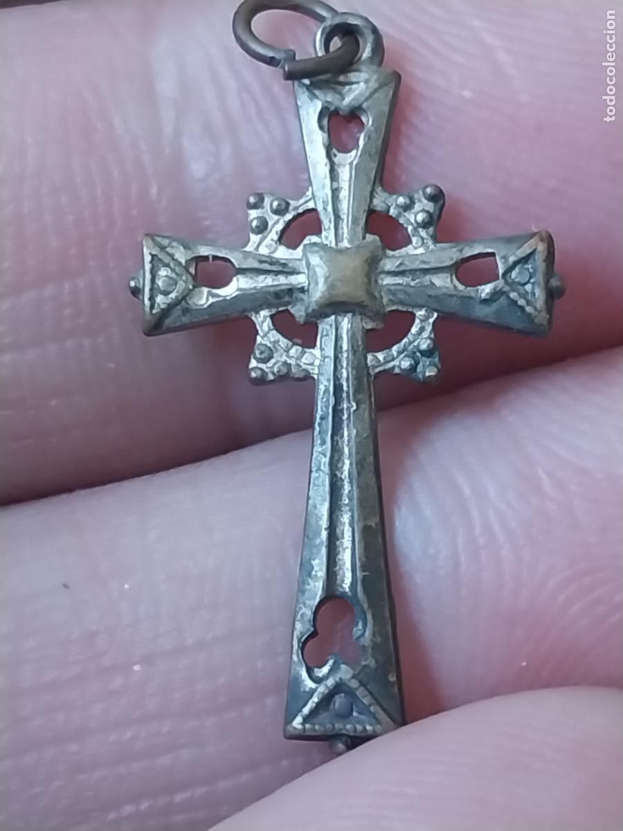 Antig&uuml;edades: CRUZ SIN CRISTOS TIENE AGUJEROS METAL 2.62CMS ALTO