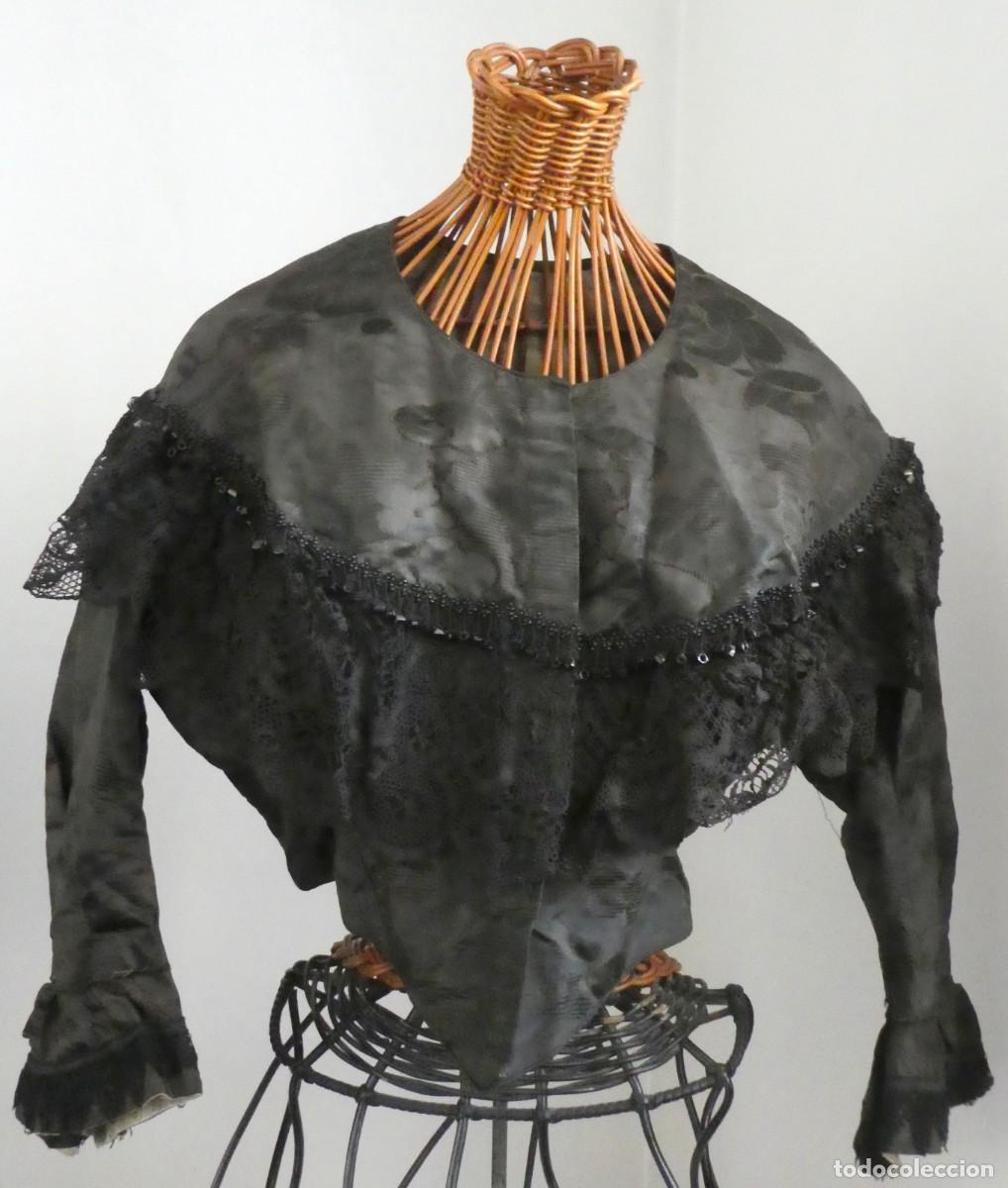 Antig&uuml;edades: ANTIGUA CHAMBRA DE SEDA ADORNADA CON ENCAJE DE BOLILLO Y AZABACHE S. XIX