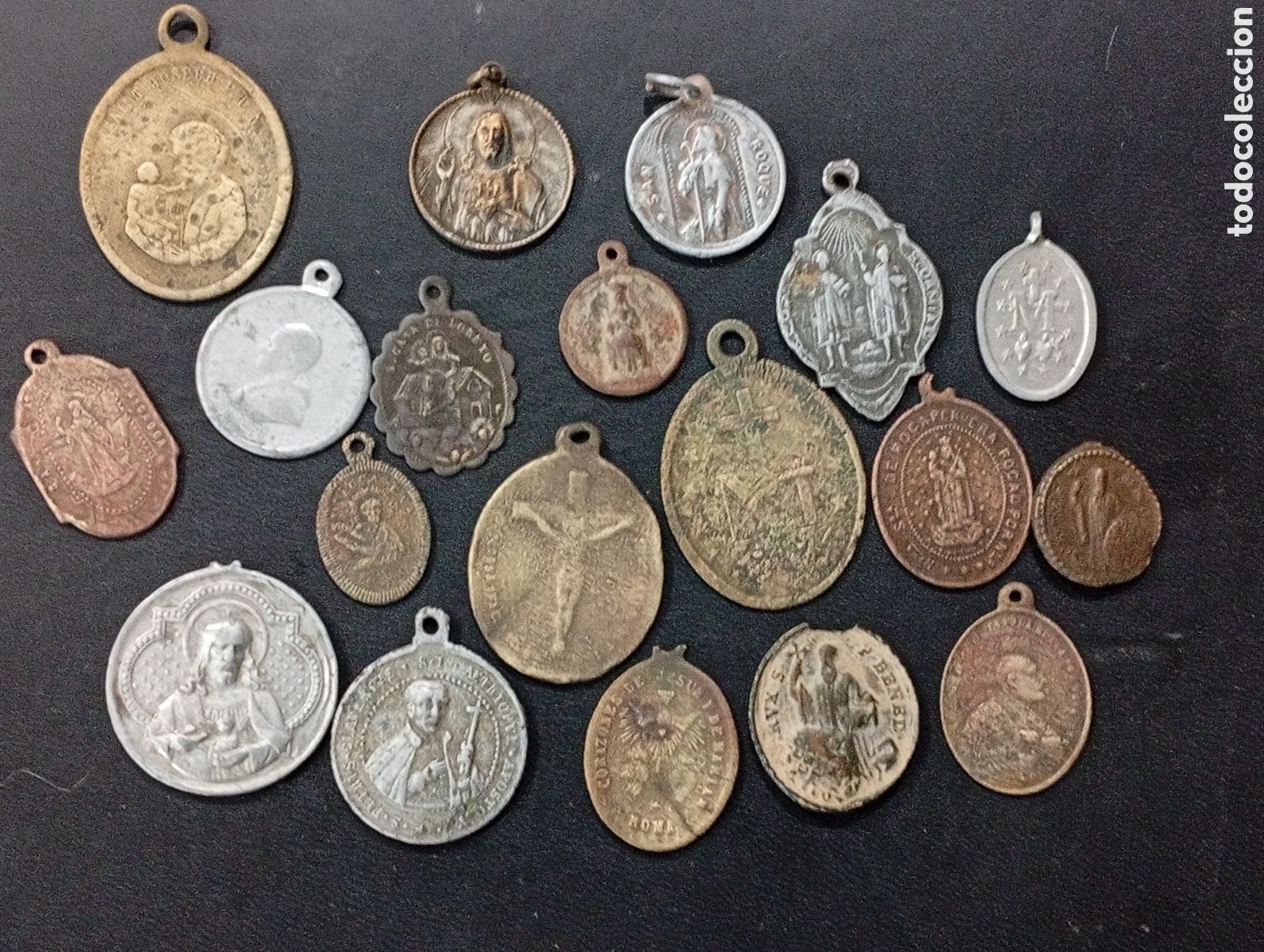 Antig&uuml;edades: Conjunto de 18 medallas religiosas diferentes epocas metales
