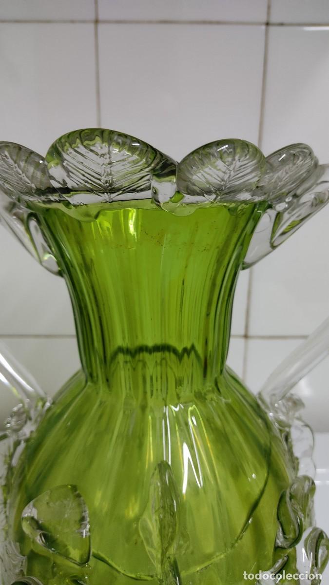 Antig&uuml;edades: Jarr&oacute;n de cristal con flores en relieve - Foto 2