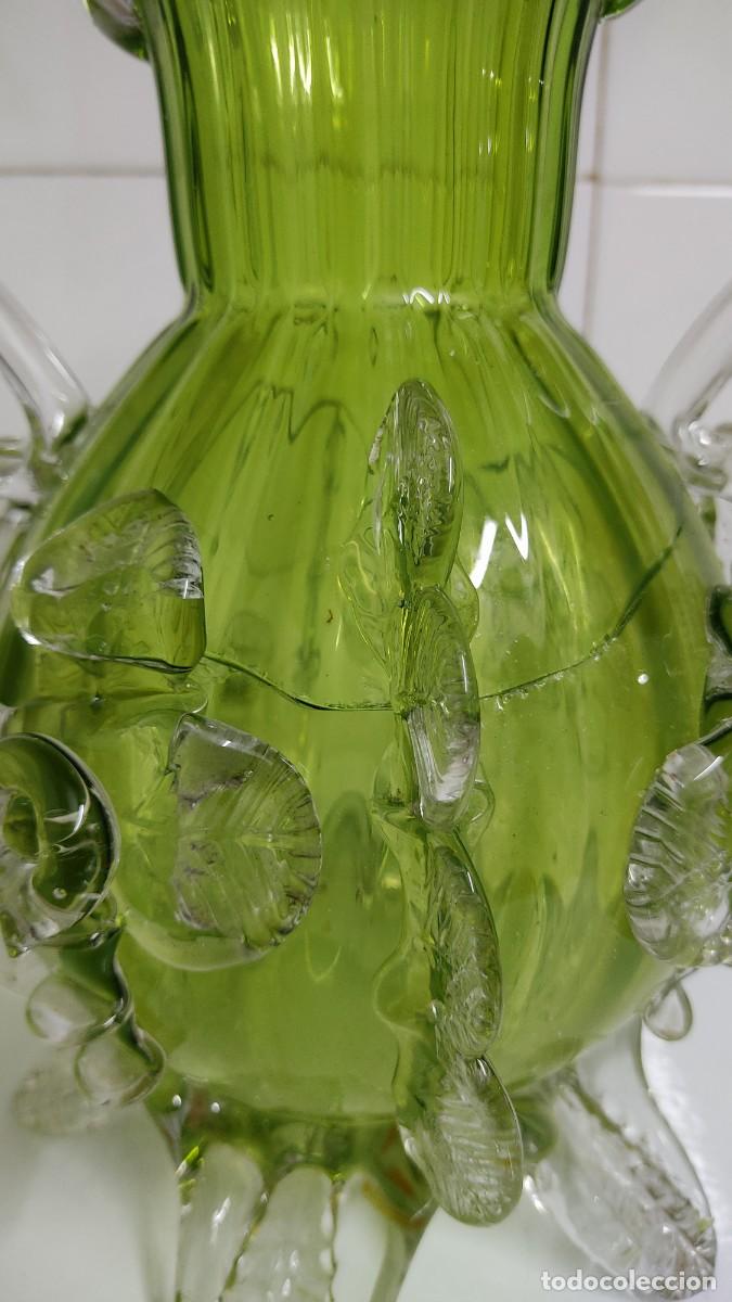 Antig&uuml;edades: Jarr&oacute;n de cristal con flores en relieve - Foto 3